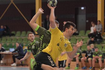 Wermutstropfen landet  im Erfolgskelch der Annaberger Handballer - Mit Dynamik Richtung Tor: Lukas Schmidt, der zum Annaberger Erfolg bei der HSG Zwönitztal einen Treffer beisteuerte.