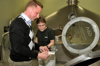 Wernegsrüner Brauerei mit Radler neu am Markt - Geschäftsführer Marc Kusche im Sudhaus, wo Brauer Uwe Schumann gerade eine Probe von der Maische entnimmt.