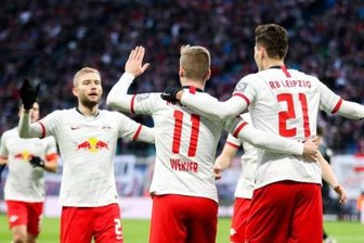 Werner beschert Nagelsmann Sieg bei Hoffenheim-Wiedersehen - Leipzigs Timo Werner (M), Patrik Schick (r) und Konrad Laimer (l) jubeln nach dem Treffer zum 1:0. 