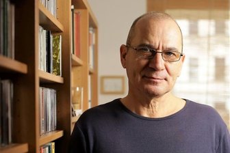 Werner Karma: Bilder für einen Goldesel - Werner Karma in seiner Berliner Arbeitswohnung.