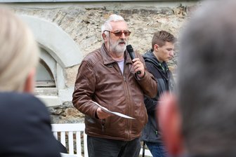 Werner Pöllmann und sein Lebenswerk: So schuf er die Grundlagen für die Verlegung der Stolpersteine in Markneukirchen - Der heute in Berlin lebende Markneukirchner Heimatforscher Werner Pöllmann erinnerte bei der Verlegung der Stolpersteine für die Familie Brandt an die Zeit des Nationalsozialismus in Markneukirchen. Die Lebensläufe der Familie Brandt und anderer Juden aus dem Südvogtland hat Pöllmann erforscht.
