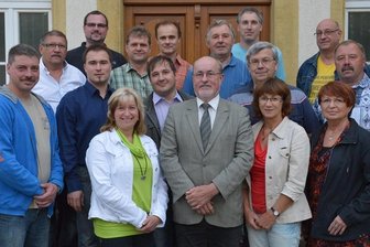 Werner Schubert kandidiert erneut als Bürgermeister - Werner Schubert (1. Reihe, 2.v.l.) kandidiert erneut als Bürgermeister von Großhartmannsdorf.