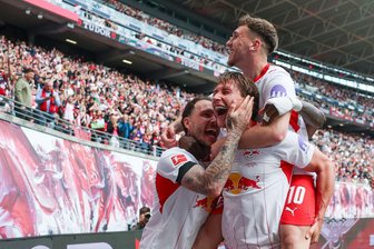Werners Partybefehl und Schäfers Rekord-Sehnsucht - Jubel und Erleichterung: Torschütze Willi Orban (M) feiert sein Tor.