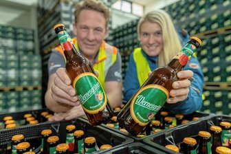 Wernesgrüner bietet Radler-Neuheit - Brauereidirektor Marc Kusche und Mitarbeiterin Sylvia Rudolph mit dem neuen Naturradler Maracuja. Seit dieser Woche wird das neue Biermischgetränk der Wernesgrüner Brauerei an den Handel geliefert. 