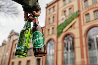 Wernesgrüner Brauerei darf jetzt auch Carlsberg-Bier brauen - Hinter der historischen Fassade der Wernesgrüner Brauerei wird nicht nur die Pils Legende gebraut, sondern neuerdings auch Bier der Marke Carlsberg.