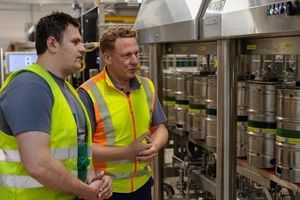 Wernesgrüner Brauerei profitiert vom Neustart nach Corona - Dank Stadt- und Vereinsfesten sowie Nachfrage aus der Gastronomie kann die automatisierte Fassbier-Abfüllanlage der Wernesgrüner Brauerei wieder regelmäßig hochgefahren werden. Brauereidirektor Marc Kusche Brauerei (rechts) spricht mit Darius Schatz über die Optimierung der Anlage.