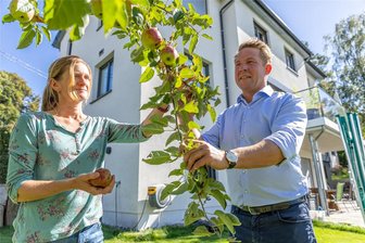 Wernesgrüner Brauerei verliert Chef und Rodewisch braucht eine neue Hausärztin - Noch zwei Mal ernten Kathrin und Marc Kusche voraussichtlich die Äpfel vom Baum, der vor ihrem Haus in Vogelsgrün steht. Der Wernesgrüner Brauereichef geht im Sommer 2024 nach München, seine Frau und die Kinder folgen im Sommer 2025. Die Familie wird das Eigenheim verkaufen.