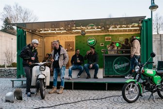 Wernesgrüner bringt kultige Bier-Garage an den Start: Was Vereine tun müssen, um sie zu gewinnen - Schrauben, feiern, Bier trinken: Das Lebensgefühl soll die Garage im Wernesgrüner-Style vermitteln.