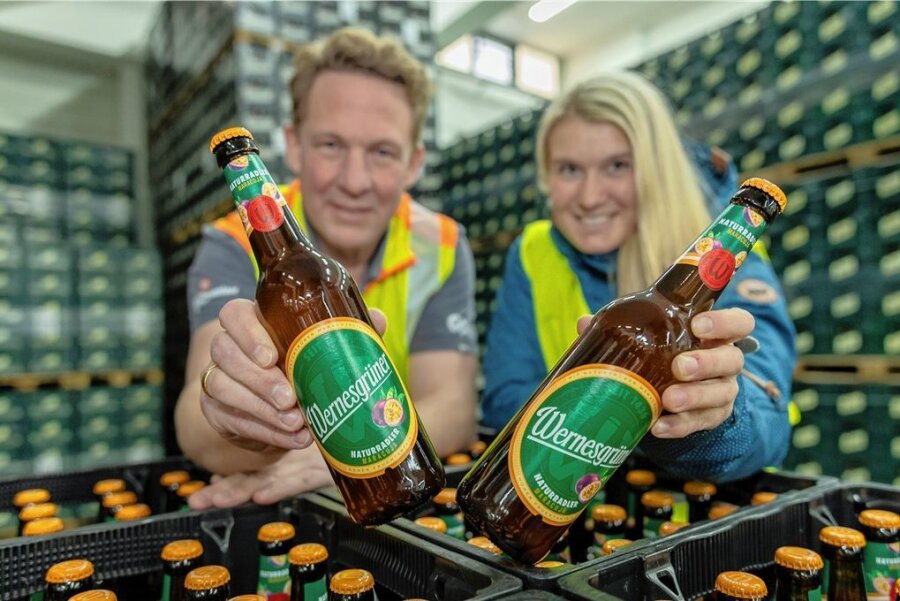Wernesgrüner bringt Radler Maracuja auf den Markt - Brauereidirektor Marc Kusche und Mitarbeiterin Sylvia Rudolph mit dem neuen Naturradler Maracuja. Seit dieser Woche wird das neue Biermischgetränk der Wernesgrüner Brauerei an den Handel geliefert.
