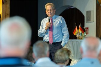 Werteunion mit Maaßen und Co. im Vogtland: „Ich könnte mir Frau Weidel als Bundeskanzlerin vorstellen.“ - Der Chef der Werteunion, Hans-Georg Maaßen, war Donnerstagabend im Wernesgrüner Brauereigutshof zu Gast. Der Gasthof war gut gefüllt.