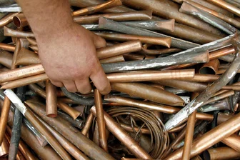 Wertstoffhof Großschirma: Buntmetall im Wert von 5000 Euro verschwunden - Eine Hand greift nach Kupferrohren.