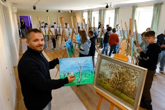 Wertvolle Heimatmalerei aus Niederlungwitz fordert Kinder heraus und soll am Wochenende ausgestellt werden - Marian Kretschmer malte im Kulturhaus „Klackx“ mit Niederlungwitzer Grundschülern ein Bild von Louis Lejeune.
