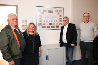 Wertvolle Sammlung an historischem Notgeld an Stadt im Erzgebirge übergeben - Bei der Übergabe (v. l.): Sammler Rainer Streek, Anke Hanzlik, Fachbereichsleiterin der Kämmerei, Oberbürgermeister Rolf Schmidt und Archivleiter Wolfgang Blaschke.