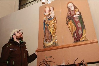 Wertvoller Schatz kehrt zurück in die Kirche Altensalz - Ein kulturhistorisch wertvoller Schatz ist zurück in der Altensalzener Kirche. Daniel Hartenstein vom Kirchenvorstand berichtet, dass Maria, die linke Figur, ihren Platz links vom Altar mit Blickrichtung zu diesem erhalten wird. Die Heilige Barbara soll künftig rechts stehen.