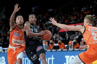 Wes Clark: der Mann, der den Niners Chemnitz die Wende brachte - Seit er da ist, läuft es: Spielmacher Wes Clark (Mitte, hier im Spiel in Ulm gegen Yago Mateus Dos Santos (links) und Thomas Klepeisz) kam im Oktober zu den Niners zurück. Seitdem haben die Chemnitzer Basketballer drei Spiele in Folge gewonnen.