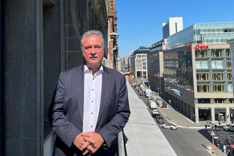 Weselsky über Chemnitzer City-Bahn-Chef: „In meinen Augen müsste sein Kopf rollen“ - Claus Weselsky auf dem Balkon seines Büros in der Berliner Friedrichstraße. Unweit von hier fanden die Verhandlungen mit City-Bahn-Geschäftsführer Friedbert Straube statt.