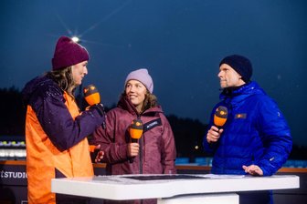 Weshalb Denise Herrmann-Wick bei der Rückkehr an die Stätte ihres emotionalsten Triumphs „Heimvorteil bei der Kinderbetreuung“ hat - Oberhof 2025: Die Experten Denise Herrmann-Wick (li.), Laura Dahlmeier und ZDF-Moderator Alexander Ruda trotzen beim Sprint der Damen dem Regen.