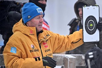 Weshalb der neue Bundestrainer der deutschen Biathleten ein Volltreffer ist - Alle fünfe im Zentrum. Uroš Velepec zeigt am Schießstand eine Tafel mit einem Trefferbild, wie es sich jeder Trainer wünscht.