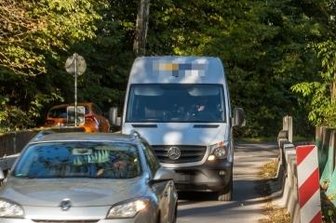 Weshalb der Straßenbau wirklich stockt - Das Nadelöhr an der Papierfabrik zwischen Nennigmühle und Olbernhau steht symbolhaft für den Zustand der Staatsstraßen. 