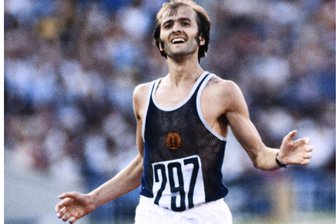 Weshalb der zweifache Marathon-Olympiasieger Waldemar Cierpinski heute lieber Fußball spielt und zu seinem 75. Geburtstag abhaut - Nach einer taktischen Meisterleistung läuft Waldemar Cierpinski ins Moskauer Leninstadion ein und gewinnt 1980 seine zweite olympische Goldmedaille im Marathon.