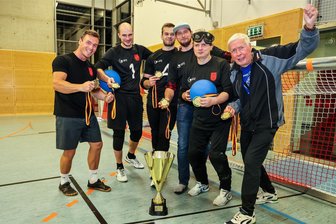 Weshalb die Chemnitzer Goalballer mehrfach Grund zum Feiern haben - Ein Teil der Meistermannschaft: V.li. Trainer Sascha Timaeus, Martin Burkhardt, Philipp Schrader, Oliver Hörauf, Lars Geithner und Co-Trainer Jürgen Müller.