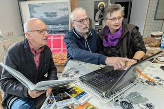 Weshalb die Falkensteiner Falkart zum Blick übers Sofa ermuntert - Rainer Döhling (links) sowie das Falkensteiner Künstlerehepaar Wolf Schmidt-Falkenstein und Regina Blechschmidt. Als Falkart pflegen sie regionale Grafiker in die Homepage ein - bereits verstorbene, aber auch aktuelle Künstler. Zuarbeit ist jederzeit sehr willkommen.