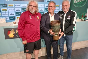 Weshalb die Situation vor dem Sachsenpokalfinale zwischen Dresden und Aue besonders ist - Dynamo-Interimstrainer Heiko Scholz, SFV-Präsident Hermann Winkler und FCE-Coach Pavel Dotchev (von links) mit dem Objekt der Begierde, dem 13 Kilogramm schweren Sachsenpokal.