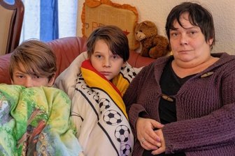 Weshalb diese Mieter frieren müssen - Seit Monaten hat der Eigentümer eines Hauses in der Auerbacher Schulstraße nicht an den Gasversorger gezahlt. Jetzt müssen Mieterin Sandra Köhler und ihre Söhne Niclas und Pascal frieren. Die dreifache Mutter ist jetzt bereits auf der Suche nach einer neuen Wohnung.