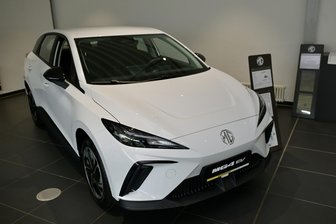 Weshalb ein Autohändler auf Zwickau als Pilotstandort für chinesische E-Autos setzt - Eines der neuen chinesischen Modelle im Zwickauer Autohaus der Schneider-Gruppe: ein vollelektrischer MG 4.