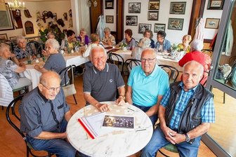 Weshalb ein Plauener Russischlehrer einst seine Unterrichtsstunden im Schrank verbringen musste - Lehrer Harry Grüner, Günter Hager, Martin Purfürst und Kurt Riedel (von links) schwelgen beim Klassentreffen in Erinnerung.