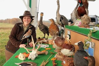 Weshalb eine Vogtländerin eine mobile Waldschule gründet - Kathleen Rotter mit ihrer mobilen Waldschule. 