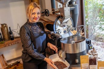 Weshalb es auf der Schlossstraße in Falkenstein so oft nach frischem Kaffee duftet - Andrea Jahnsmüller am Kaffeeröster, mit dem das Teehaus Viehweg in Falkenstein sein Sortiment erweitert hat.