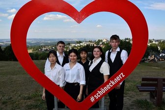 Weshalb junge Vietnamesen jetzt im Ifa-Hotel Schöneck lernen - Das sind die neuen Lehrlinge im Ifa-Hotel Schöneck. Von links: Thi Cam Nhung (Restaurantfachfrau), Fabian Leupold (Hotelfachmann), Gia Han Le (Restaurantfachfrau), Nhu Huynh Nguyen (Restaurantfachfrau), Hannah Seidel (Hotelfachfrau) und Jason Kupfer (Kaufmann für Büromanagement).