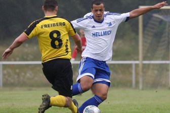 Weshalb Tony Thiam wieder für den VfB Empor aufläuft - Tony Thiam (rechts, hier im Testspiel gegen den BSC Freiberg) zieht sich in dieser Saison wieder das Trikot des VfB Empor Glauchau über.
