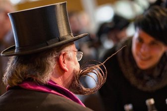 Wessen Wangenschmuck ist der schönste - Kunstvoll gestylt.