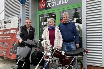 West-Roller so schnell wie Ost-Mopeds? Reichenbacher für Tempo 60-Vorstoß: „Wir bohren da ein dickes Brett“ - E-Roller kauft kein Mensch, das S 51 steht hoch im Kurs. Von links Kfz-Meister René Singer sowie Birgit und Olaf Schaller von Zweirad-Hering.