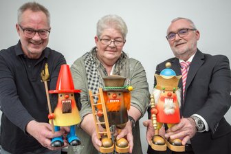 Westdeutsche Neuzugänge fürs Spielzeugmuseum in Seiffen - Tino Günther (l.), Sylvia Ziethen und Gunther Ulbricht mit den drei Ulbricht-Nussknackern.