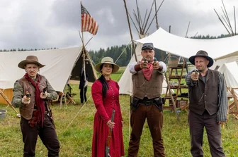 Westernstadt im Erzgebirge: Cowboys spielen sich warm für Eröffnung in Geyer - Rund 70 Akteure sind beim internen Probelauf an diesem Wochenende dabei. Besucher dürfen derzeit das Treiben auf dem Areal coronabedingt noch nicht verfolgen. Der Bau der Stadt soll noch in diesem Jahr auf dem 37.000 Quadratmeter großen Gelände beginnen. 44 Gebäude werden entstehen, darunter auch ein Saloon.