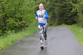 Westerzgebirgs-Cup: Wie sich eine Vollblut-Mama in Laufschuhen fit hält - Susan Leichsenring vom Skiverein Schönheide hat in der Altersklasse AK 41-50 der Damen über die Fünf-Kilometer-Distanz gewonnen.