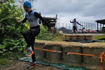 Westerzgebirgscup sieht strahlende Sieger: Aus diesem Verein kommen die „Goldhamster“ - Auch der SV Schönheide hatte in den Crosslauf der Nachwuchsklassen Hindernisse eingebaut.