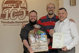 „Westsachse des Jahres“ kommt aus Steinpleis: „Ich schaue jeden Abend, ob das Licht aus ist“ - Freuen sich über den Titelgewinn, eine Urkunde und einen Präsentkorb: Thomas Reißner, Christian Weber und Patrick Wanke (von rechts) vom Steinpleiser Förderverein.