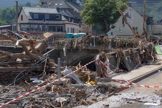 Westsachse fuhr Spenden ins Flutgebiet: "Solche Verwüstungen habe ich noch nie gesehen" - Treibgut und Schutt türmen sich an einer Brücke. Das Foto entstand in Altenahr, das eine Verbandsgemeinde mit Kirchsahr bildet, wo die Zwickauer Hilfsgüter hingebracht worden sind. 