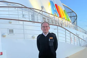 Westsachse macht lebenswichtigen Job auf Kreuzfahrten: „Man muss jederzeit ein Rettungsboot runterlassen können“ - Der elektrotechnische Ingenieur Franz Friedl aus Westsachsen an seinem Arbeitsplatz: an Bord der Aida Luna.