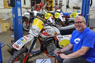 Westsachse mischt im Erzgebirge mit - Lutz Würker aus St. Egidien bei letzten Handgriffen an seiner Maschine. Der 56-Jährige geht mit der KTM GS 250, Baujahr 1978, am Wochenende beim Classic-Enduro "Rund um die MZ-Stadt Zschopau" an den Start.