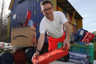 Westsachse schickt alte Sanikästen in die Ukraine - Jan-Dirk Unger sammelt Verbandskästen für die Ukraine. Sie sollen Mitte Mai auf Reisen gehen.