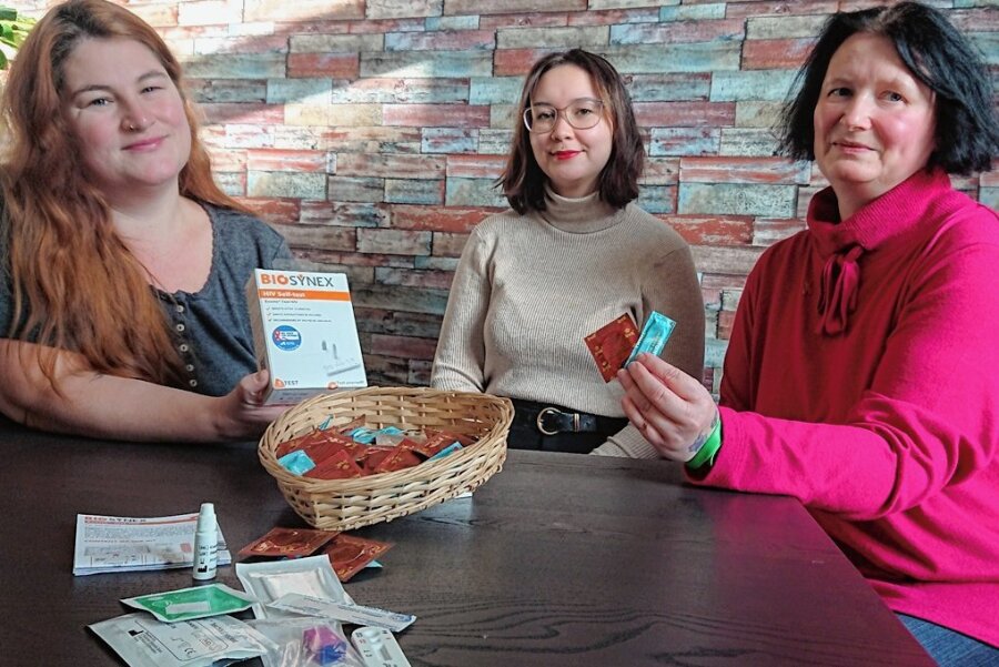Westsachsen: HIV-Infektion bedeutet noch immer ein Stigma - Tatjana Müller, Isabell Dietzsch und Cory (von links) mit einem HIV-Schnelltest und mit Kondomen. 
