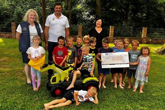 Westsachsen: Landwirte reichen Tombola-Erlös an Kita-Kinder weiter - Die Kleinen der Kita „Bosenhof“ in Neukirchen bekommen neue Spielgeräte.