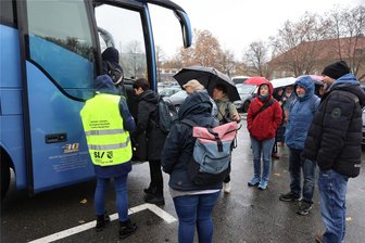 Westsachsen: Lehrer geben sich nach Demo weiter kämpferisch - Am Dienstagvormittag auf dem Platz der Völkerfreundschaft in Zwickau: Die streikenden Lehrer treffen sich zur Abfahrt nach Chemnitz.