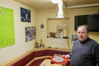 Westsachsen: Letzte Videothek der gesamten Region wird zur kleinsten Kneipe Lichtensteins - Bernd Frömmig in seinem Lokal: Die Video-Ära liegt hinter ihm. Jetzt ist die ehemalige Bäckerei am Altmarkt als "kleinste Kneipe Lichtensteins" ein Treffpunkt von Gleichgesinnten, die hier ihre Ruhe und ihren Spaß haben wollen.