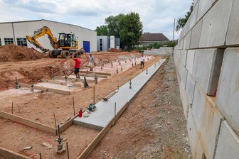 Westsachsen: Metallbaufirma investiert sieben Millionen Euro - Im Vorfeld des Hallenbaus musste eine Stützmauer (rechts) errichtet werden.